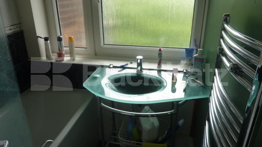 			GOOD FOR 3 SHARERS!, 2 Bedroom, 1 bath, 1 reception Flat			 Maitland Park Villas, CHALK FARM